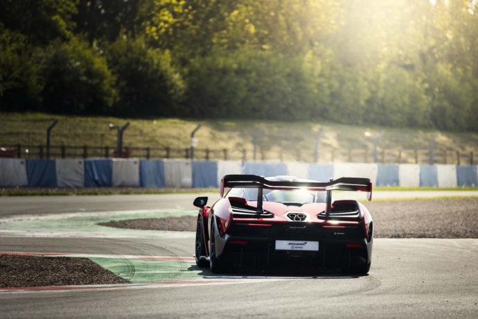 VIDEO - Bruno Senna au volant de la McLaren Senna : un record en guise d'hommage