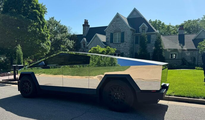 Ils polissent un pick-up Tesla Cybertruck au point d'en faire un miroir sur roues