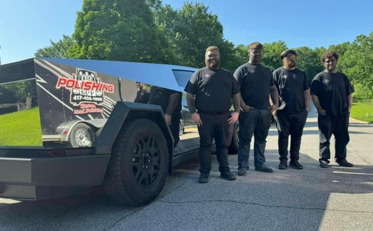 cybertruck, tesla, ils polissent un pick-up tesla cybertruck au point d'en faire un miroir sur roues