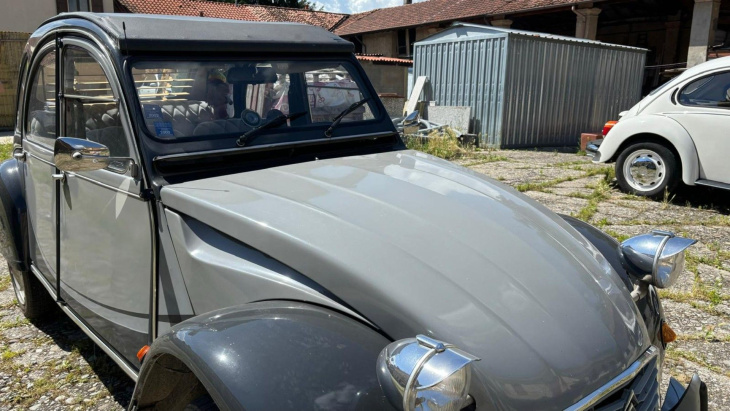 les photos d'une jolie citroën 2cv 6, véritable légende française