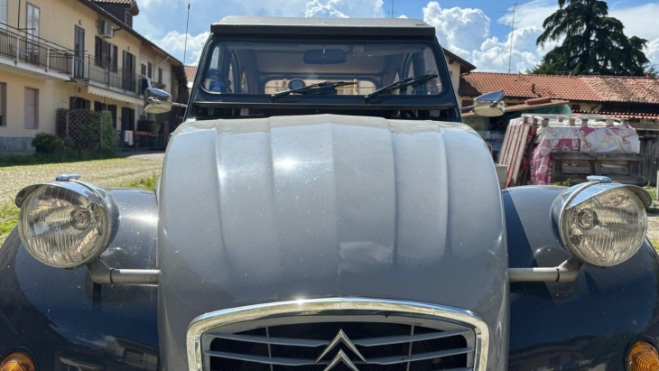 les photos d'une jolie citroën 2cv 6, véritable légende française