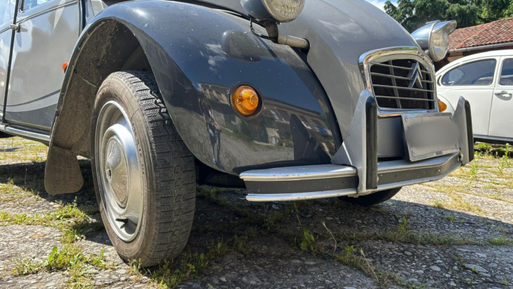 les photos d'une jolie citroën 2cv 6, véritable légende française