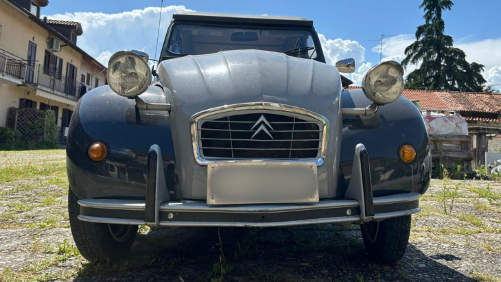 les photos d'une jolie citroën 2cv 6, véritable légende française