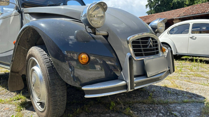 les photos d'une jolie citroën 2cv 6, véritable légende française