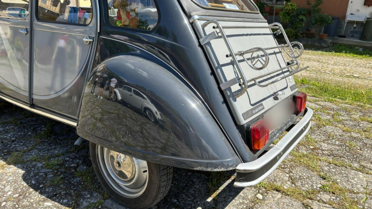 les photos d'une jolie citroën 2cv 6, véritable légende française