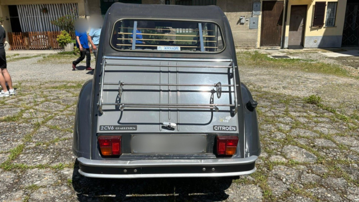 les photos d'une jolie citroën 2cv 6, véritable légende française