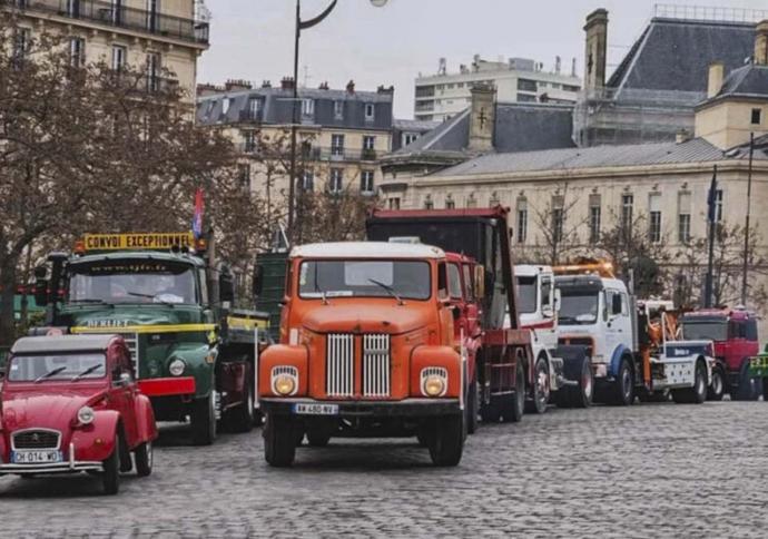 véhicule de collection, traversée de paris estivale 2024 : les voitures anciennes prennent un nouveau départ !