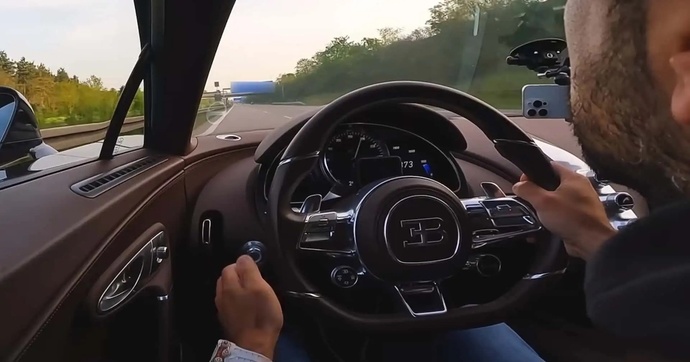 Derrière le volant d'une Bugatti Chiron sur une autoroute allemande sans limitation de vitesse.