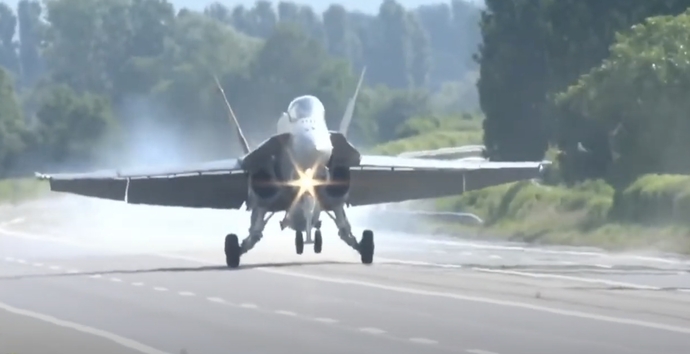 Un McDonnell Douglas F/1-18 qui se pose sur l'autoroute A1 en Suisse.