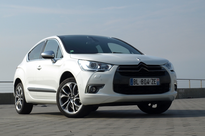 Lors de sa commercialisation en 2011, la DS4 est encore une Citroën, mais se targue déjà d'un concept original berline/coupé/SUV.