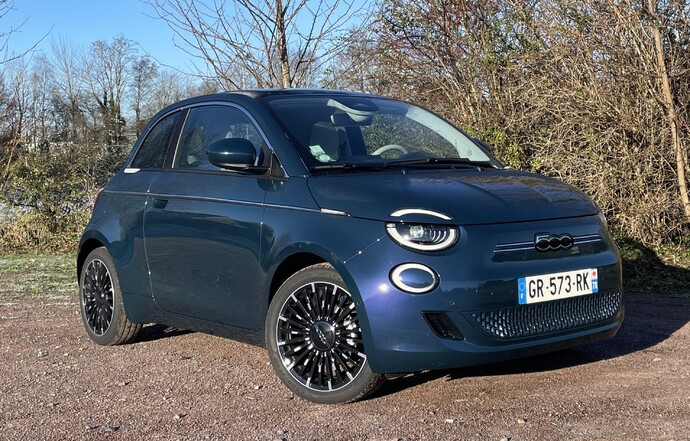 La Fiat 500 électrique, dans sa version de base équipée de petites batteries de 24 kWh.