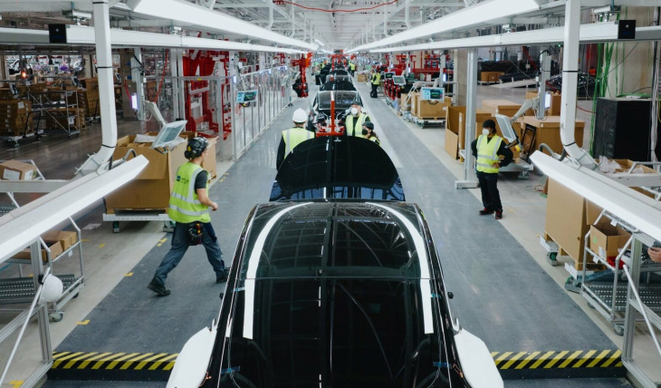 les ventes baissent, tesla stoppe la production du model y