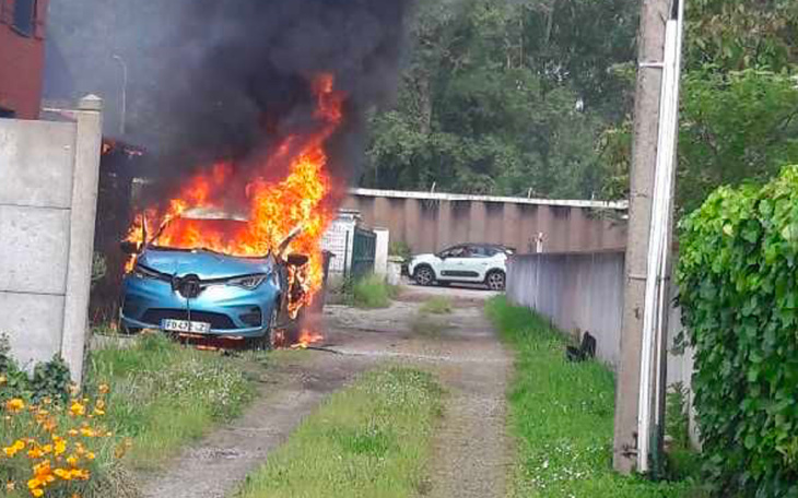 la renault zoe de cette conductrice française prend feu et brule sa maison, voici les premiers éléments d’enquête