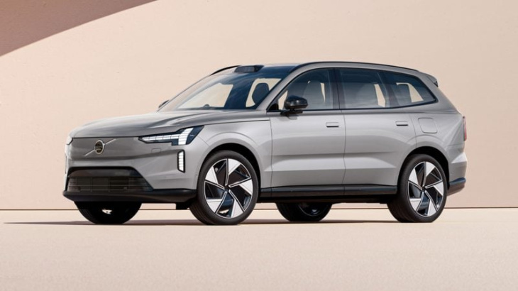 Très en retard, le nouveau Volvo EX90 électrique est la première voiture avec un passeport batterie