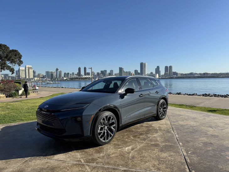 premier essai toyota crown signia 2025 : une familiale pour ceux qui veulent un vus