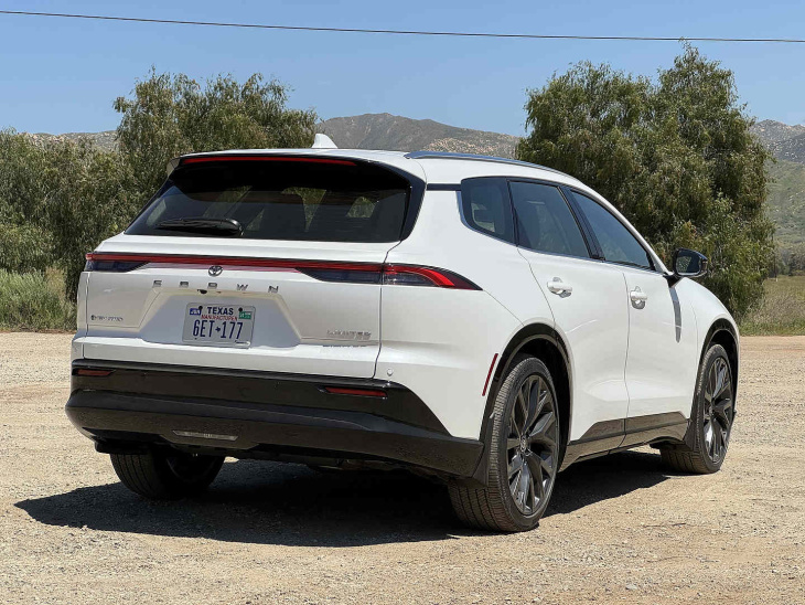 premier essai toyota crown signia 2025 : une familiale pour ceux qui veulent un vus