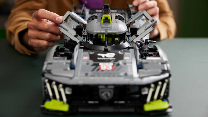 Lego dévoile les Aston Martin AMR23 et Vantage Safety Car