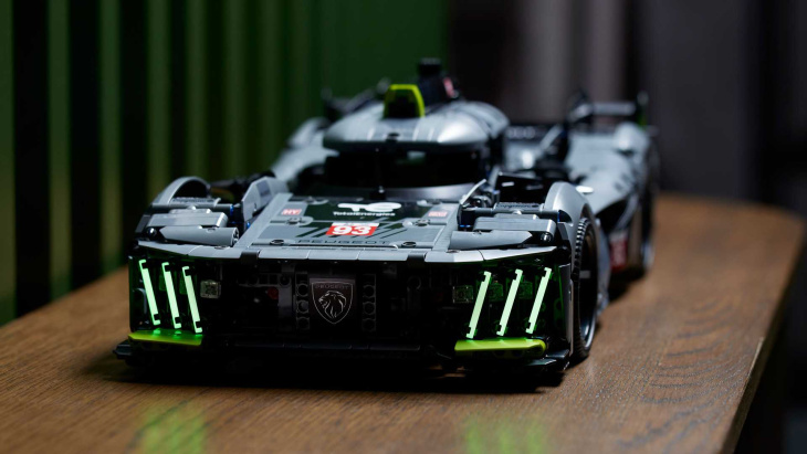 Lego dévoile les Aston Martin AMR23 et Vantage Safety Car