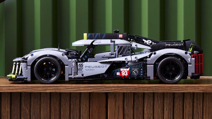 Lego dévoile les Aston Martin AMR23 et Vantage Safety Car