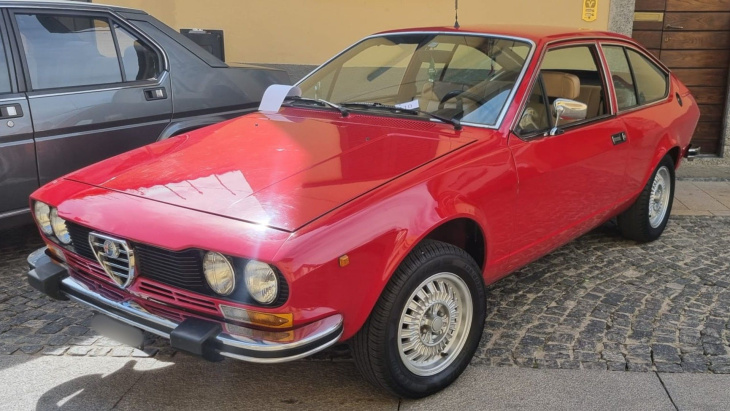 entre mythe et légende : les photos de l'alfa romeo alfetta gt