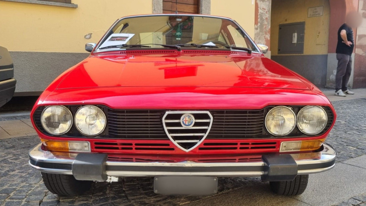 entre mythe et légende : les photos de l'alfa romeo alfetta gt