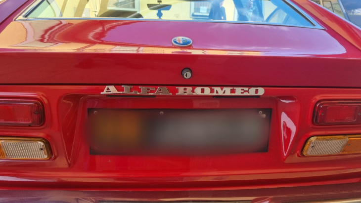 entre mythe et légende : les photos de l'alfa romeo alfetta gt