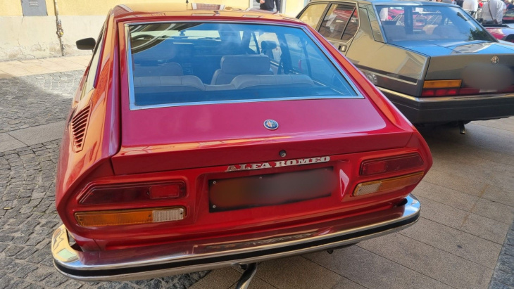 entre mythe et légende : les photos de l'alfa romeo alfetta gt