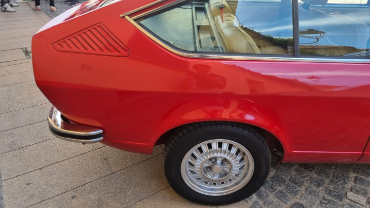 entre mythe et légende : les photos de l'alfa romeo alfetta gt