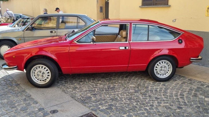 entre mythe et légende : les photos de l'alfa romeo alfetta gt