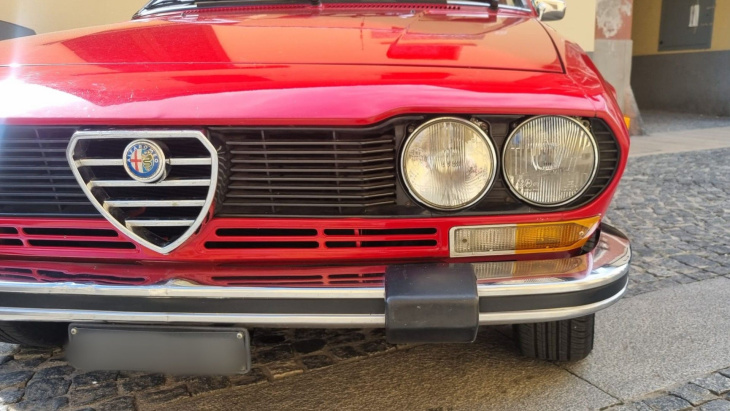 entre mythe et légende : les photos de l'alfa romeo alfetta gt