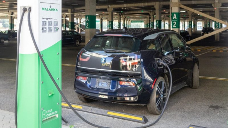 recharger sa voiture électrique en 2024 : tout comprendre en 10 points