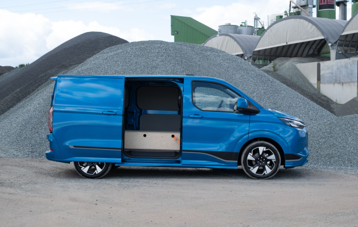 e-transit custom 2, ford, transit custom, android, quand le fourgon ford e-transit custom se la joue utilitaire sportif et haut de gamme.