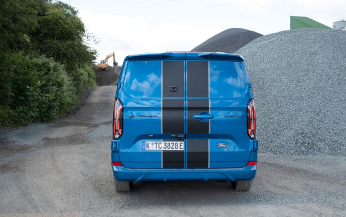 Quand le fourgon Ford E-Transit Custom se la joue utilitaire sportif et haut de gamme.