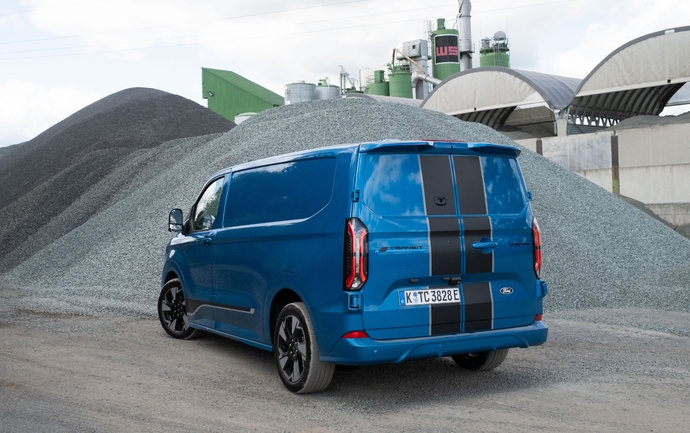 Quand le fourgon Ford E-Transit Custom se la joue utilitaire sportif et haut de gamme.