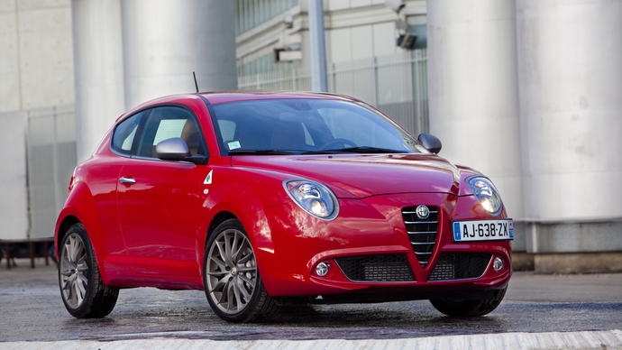 Même si elle dispose du moteur le plus puissant de la gamme (170 ch), l'Alfa Romeo Mito Quadrifoglio Verde demeure discrète, se contentant de jantes de 17 pouces spécifiques en finition titane. Ici, en 2010.