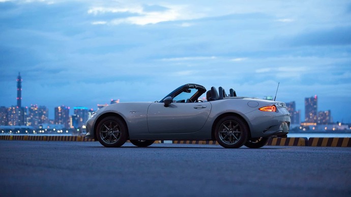 Pour 2024, la Mazda MX-5 reçoit quelques améliorations esthétiques et à bord.