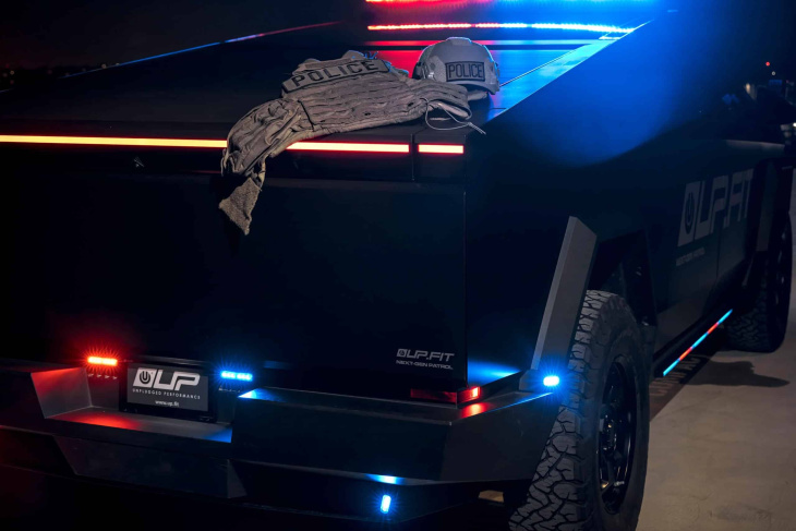 voici le premier vrai cybertruck de police !