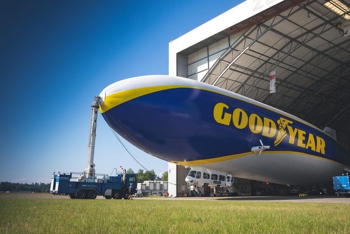 Trois moteurs quatre-cylindres de 200 chevaux propulsent le Blimp jusqu’à 125 km/h. Ceux-ci se trouvent de chaque côté de l’enveloppe et au niveau de la queue. 