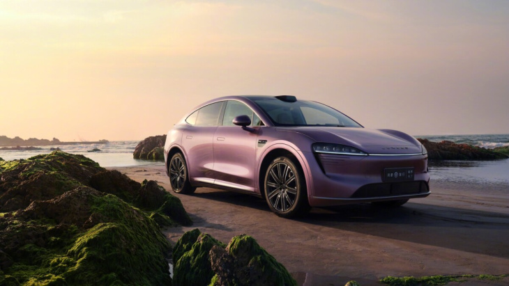 huawei s’attaque au tesla model y avec la luxeed r7, sa nouvelle voiture électrique