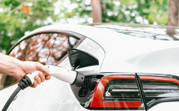 le prix des voitures électriques d’occasion dégringole, c’est le moment d’abandonner le thermique