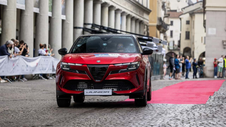 l'alfa romeo junior est présente aux 1000 miglia 2024 avec motor1.com