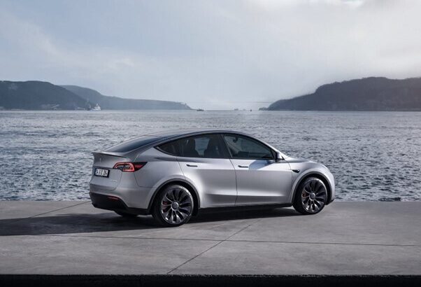 que choisir entre le tesla model y et le nouveau peugeot e-3008 ?