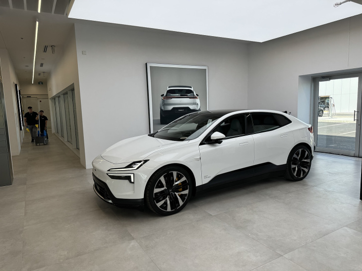 la polestar 4 fait ses débuts au canada dans le nouvel espace de montréal