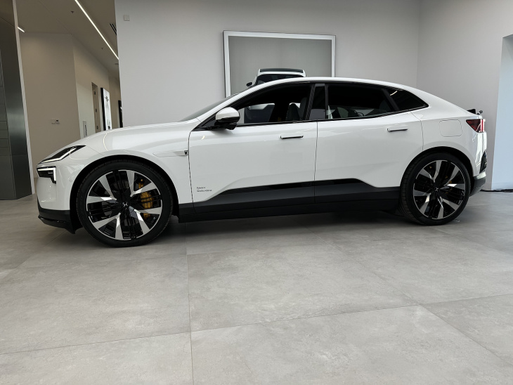 la polestar 4 fait ses débuts au canada dans le nouvel espace de montréal