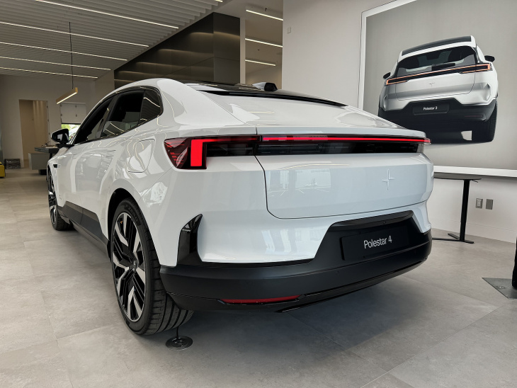 la polestar 4 fait ses débuts au canada dans le nouvel espace de montréal