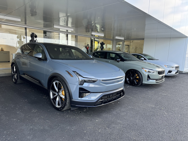 la polestar 4 fait ses débuts au canada dans le nouvel espace de montréal