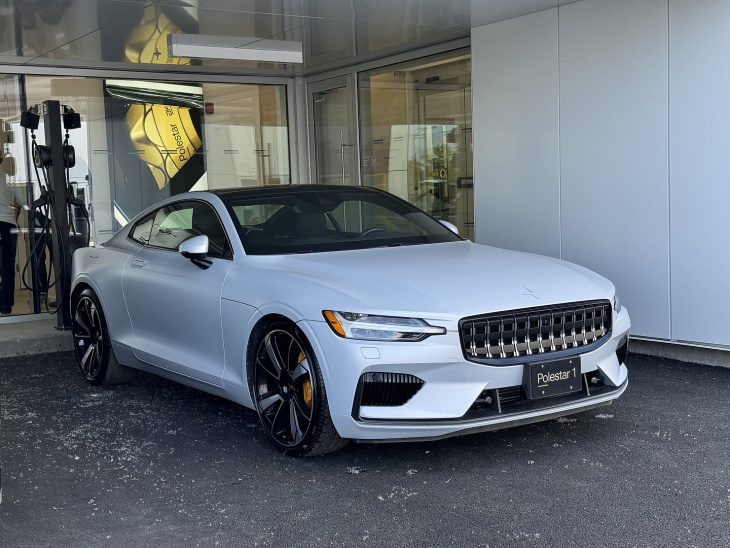 la polestar 4 fait ses débuts au canada dans le nouvel espace de montréal