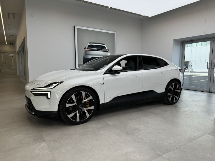 la polestar 4 fait ses débuts au canada dans le nouvel espace de montréal