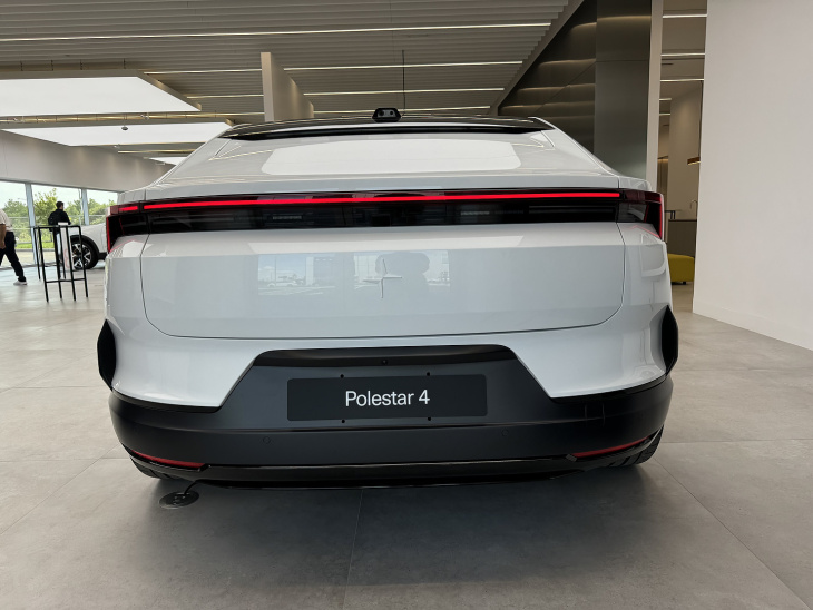 la polestar 4 fait ses débuts au canada dans le nouvel espace de montréal