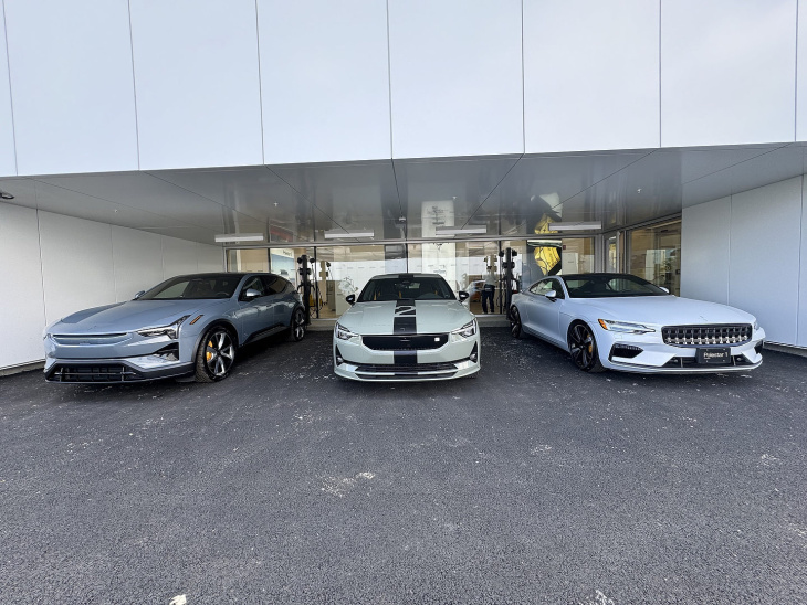 la polestar 4 fait ses débuts au canada dans le nouvel espace de montréal